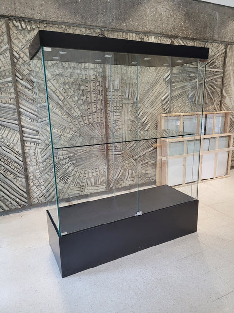 Säulenvitrine auf Sockel – MUS160S