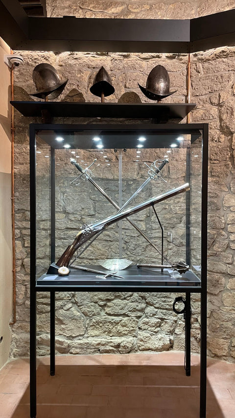 Display case on legs - MUS120P