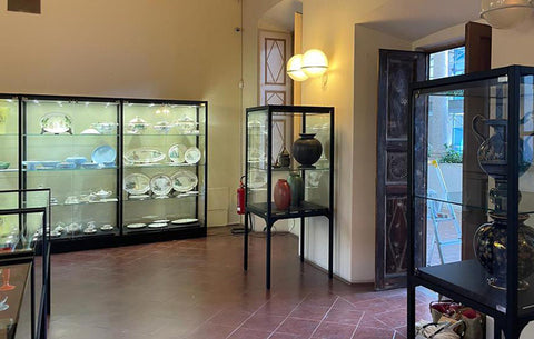 Display case on legs - MUS60P