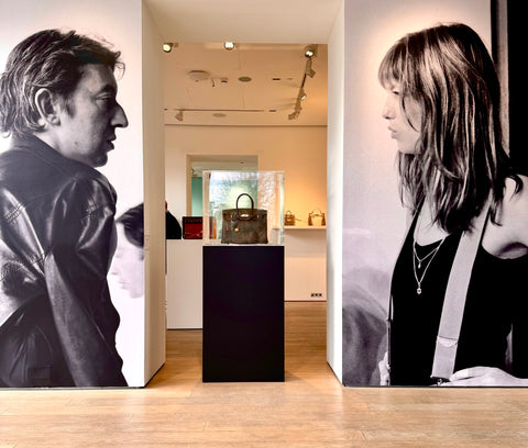 Vitrine cloche sur socle en plexiglas