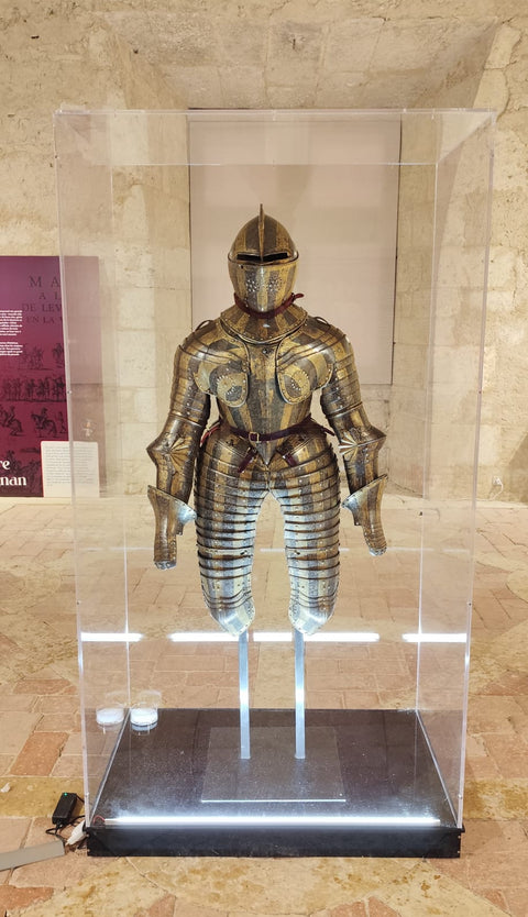 Vitrine en plexiglas pour armure
