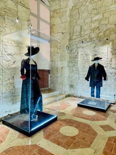 Vitrine en plexiglas pour costume