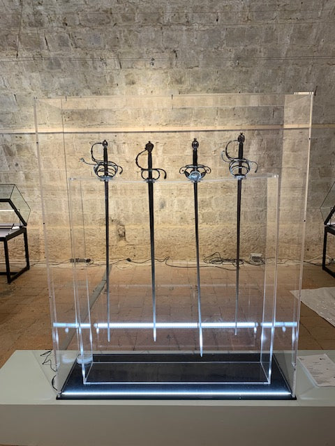 Vitrine en plexiglas pour épées